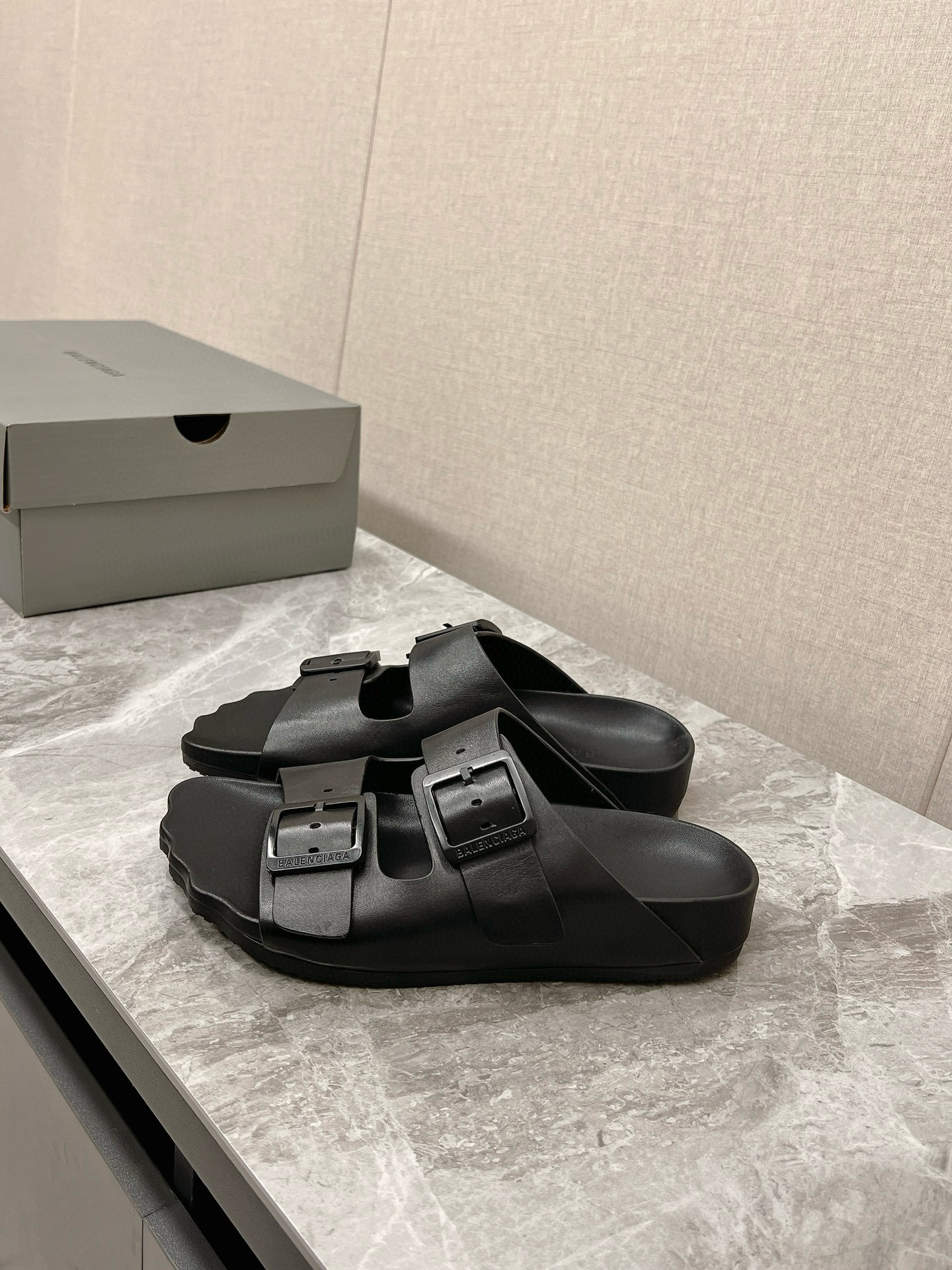 발렌시아가 남녀공용 슬리퍼